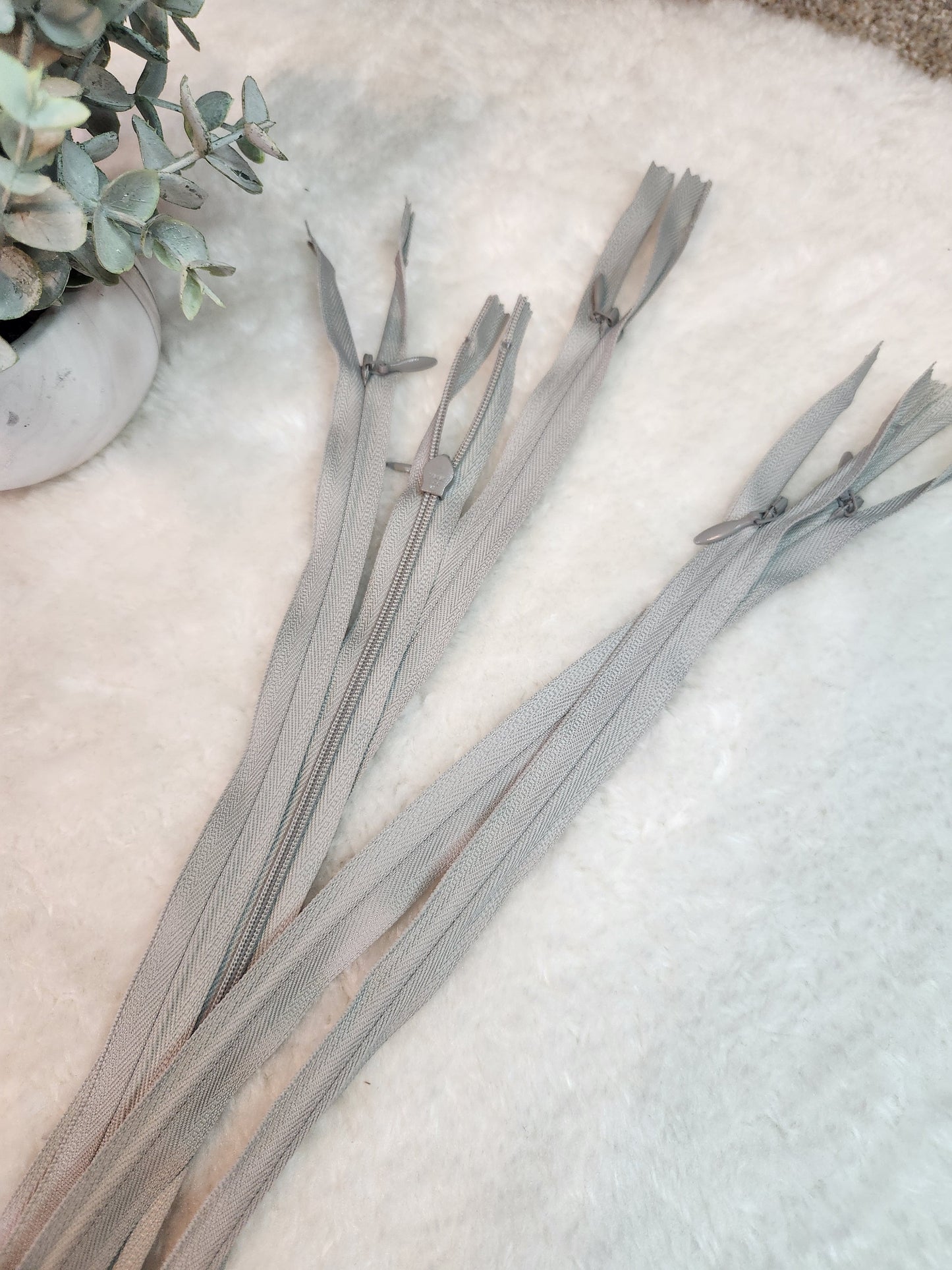 YKK #2 Invisible Zipper - 22"