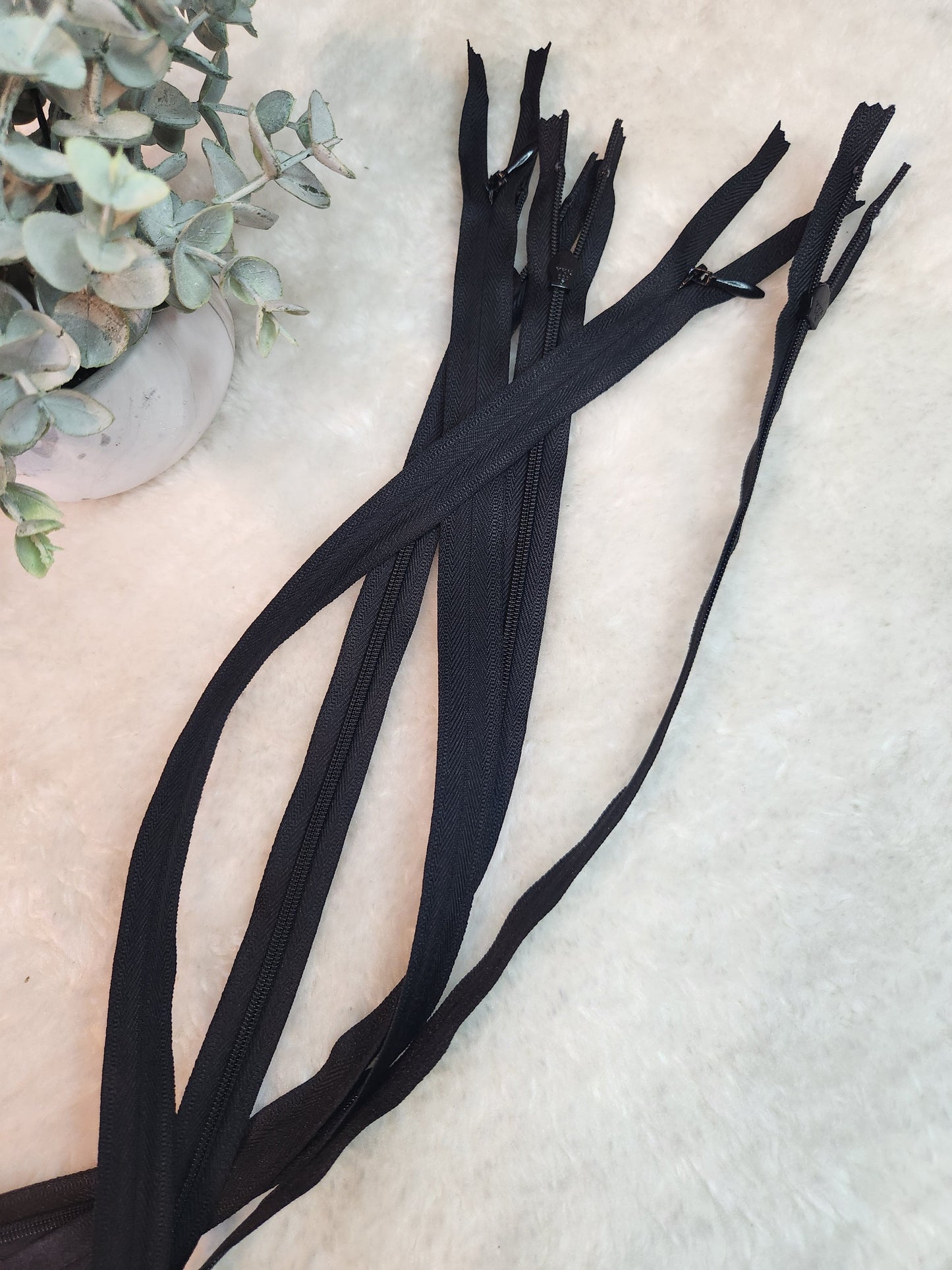 YKK #2 Invisible Zipper - 22"