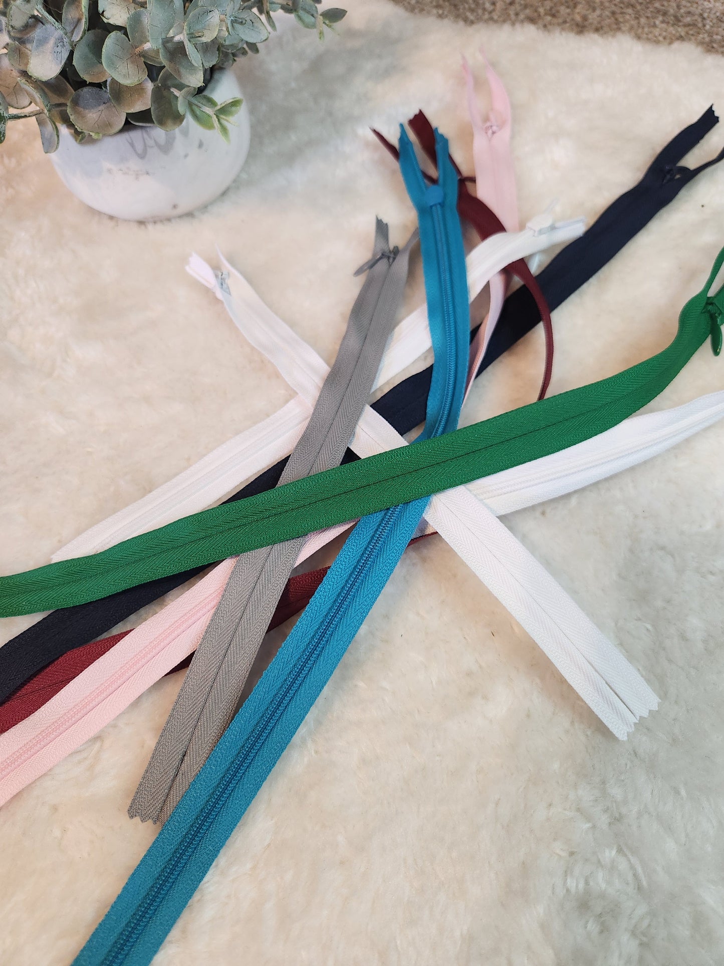 YKK #2 Invisible Zipper - 22"